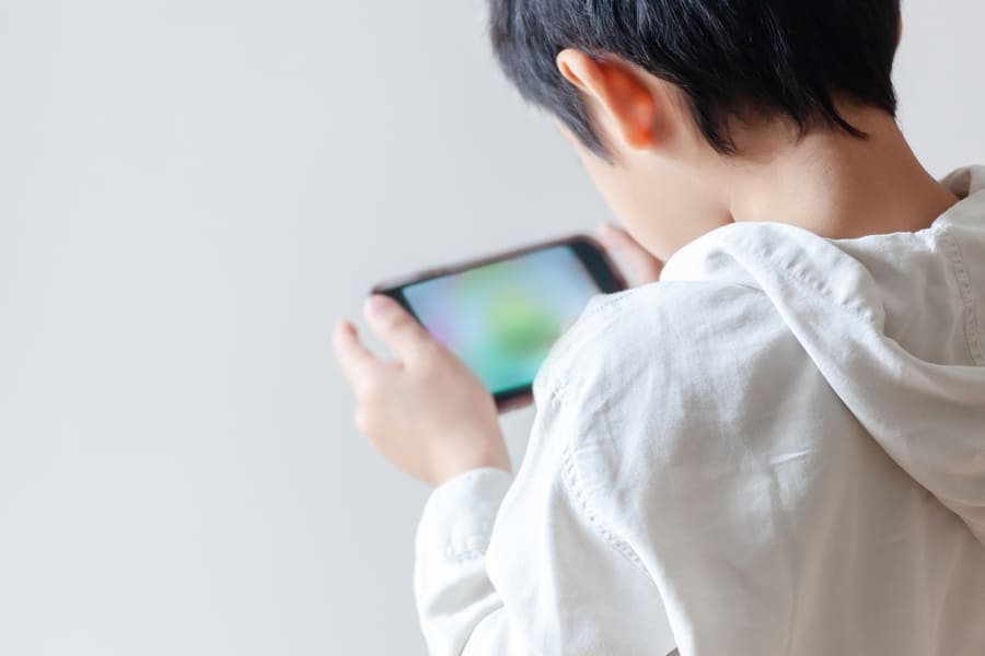 子どものスマホ姿勢