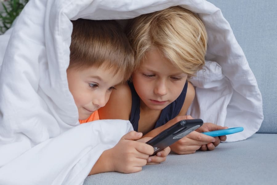 寝る前にスマホをする子ども