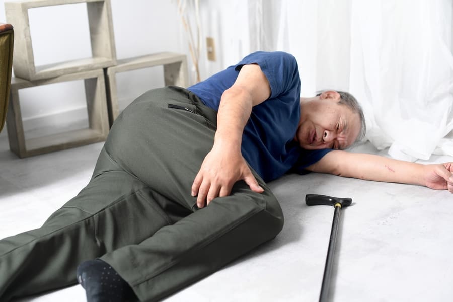 高齢者が転倒する