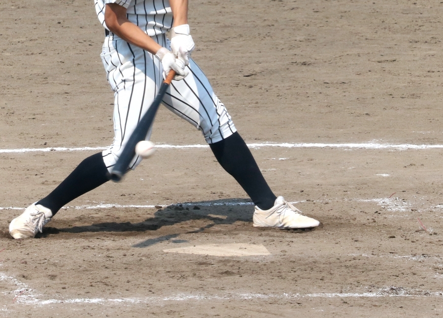 野球バットをスイング